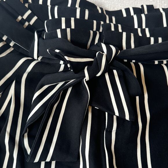 Torrid Womens 18 Black White Stripe Flowy High‎ Waisted Pleated Paper Bag Shorts - Picture 5 of 11